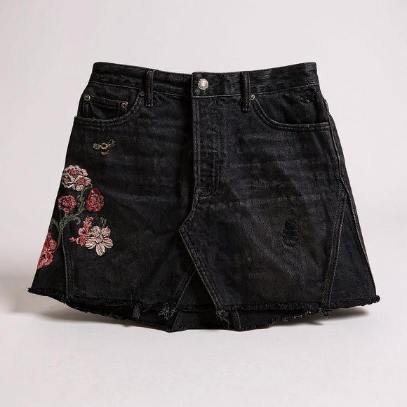 Grlfrnd Denim Mini Skirt Floral Embroidered Raw Hem‎ 
Size 27 country Field - Picture 3 of 11